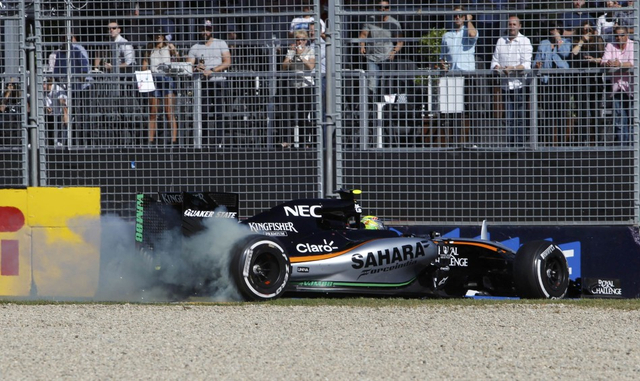 佩雷兹冲出赛道瞬间