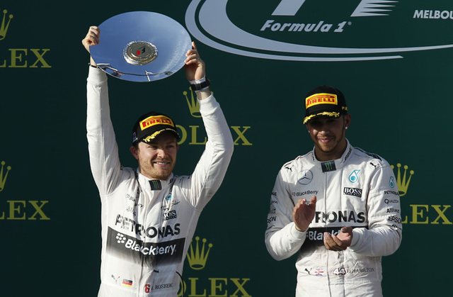 罗斯博格举起亚军奖盘