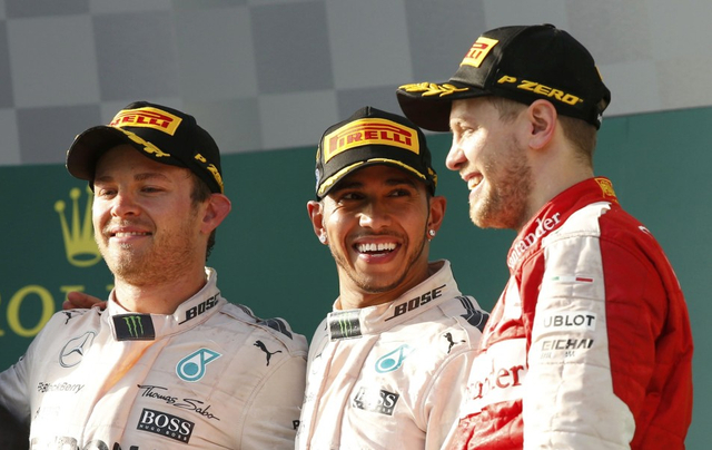 前三名车手合影