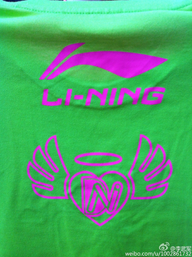 丁宁t恤背面