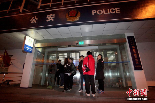 派出所门前苦守