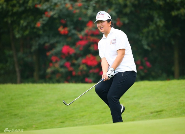 董琳玉险些切球进洞