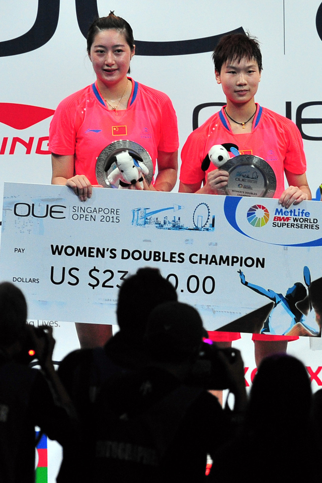 区冬妮于小含在颁奖仪式上