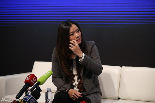 仔细聆听记者提问