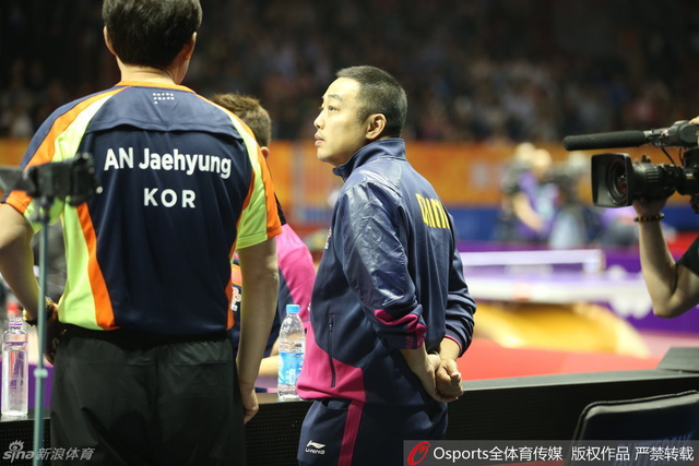 刘国梁场边指挥