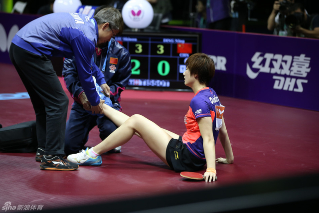新浪体育直击丁宁受伤
