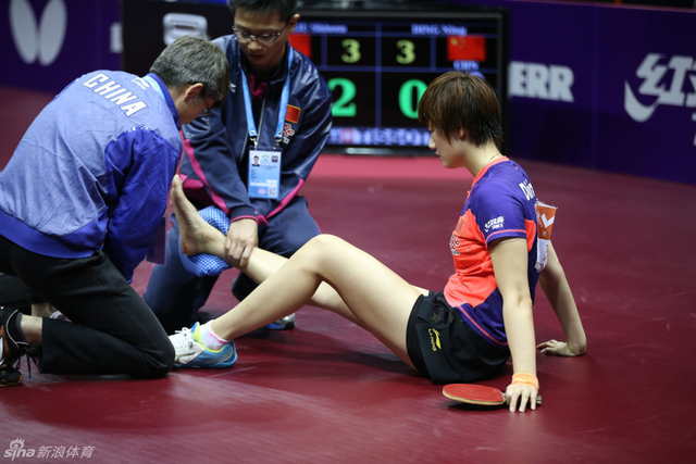 新浪体育直击丁宁受伤