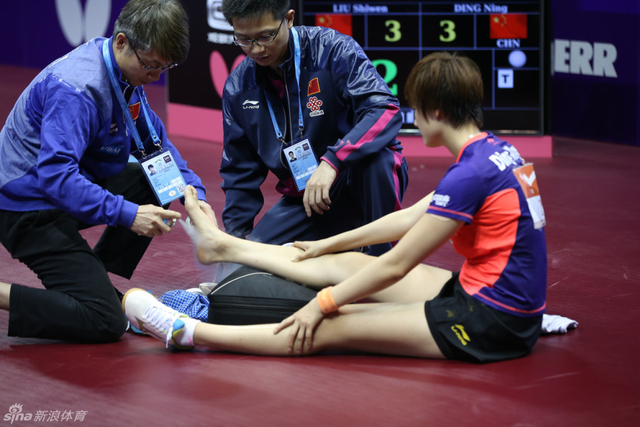 新浪体育直击丁宁受伤
