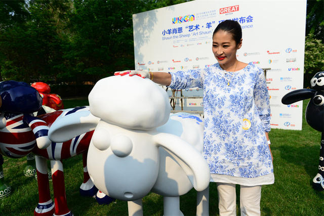 梁静与小羊肖恩亲密合影