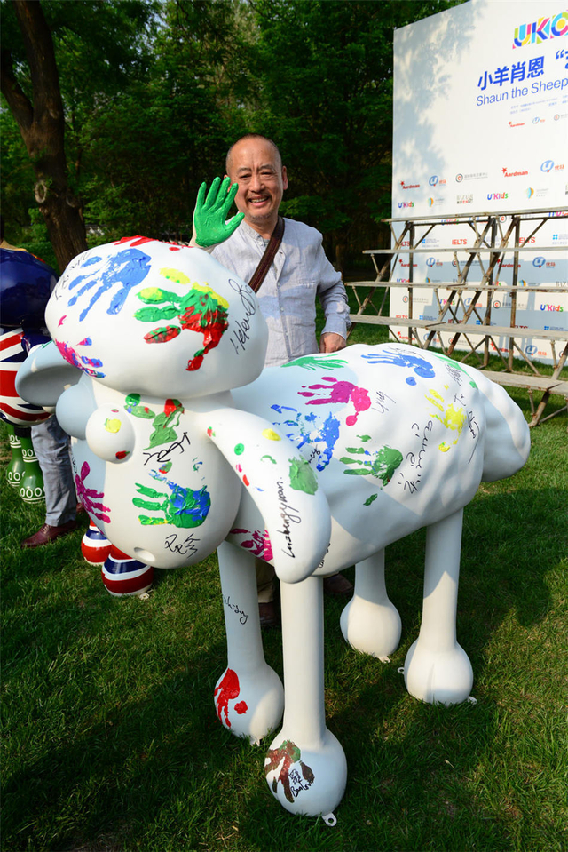 王华祥与小羊肖恩亲密合影.