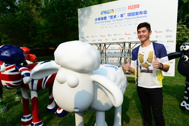 邢傲伟与小羊肖恩亲密合影.