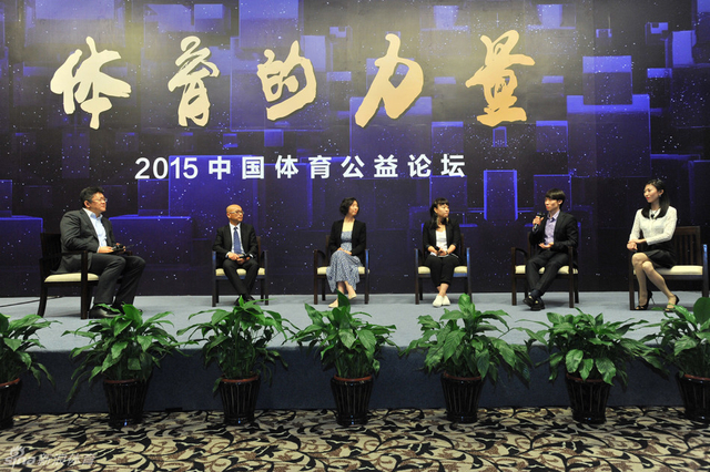 张庆叶钊颖钱红庞清佟健与张斌进行讨论