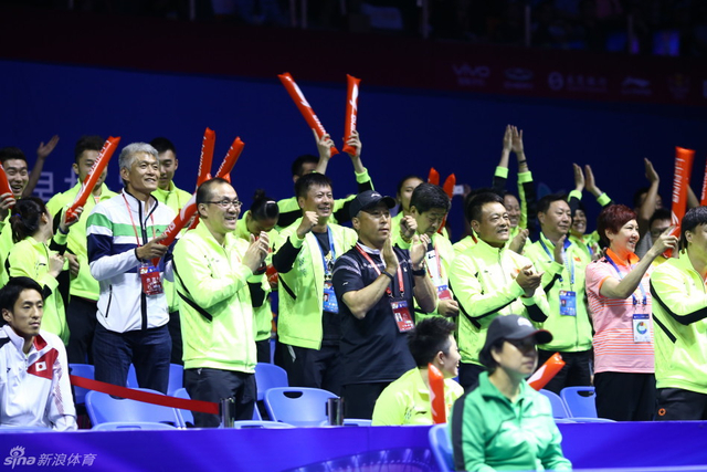 李永波为男双获胜鼓掌