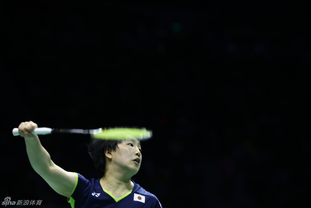 山口茜正拍击球