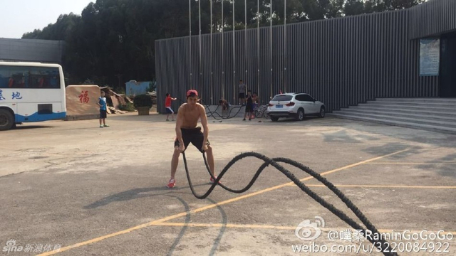 孙杨赤膊训练