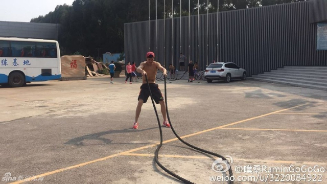 孙杨赤膊训练