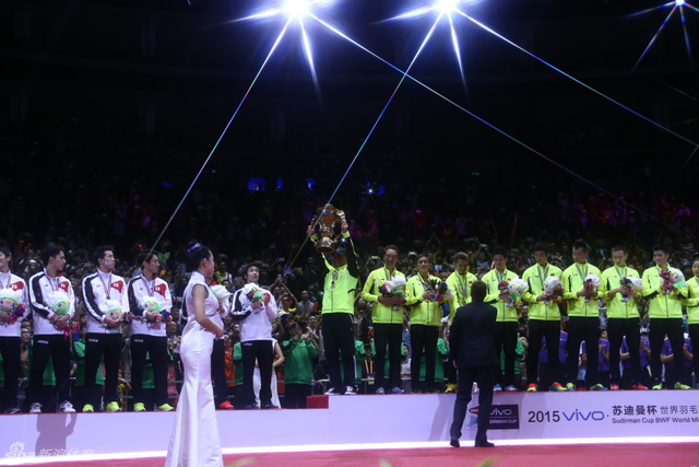 李永波举起苏杯