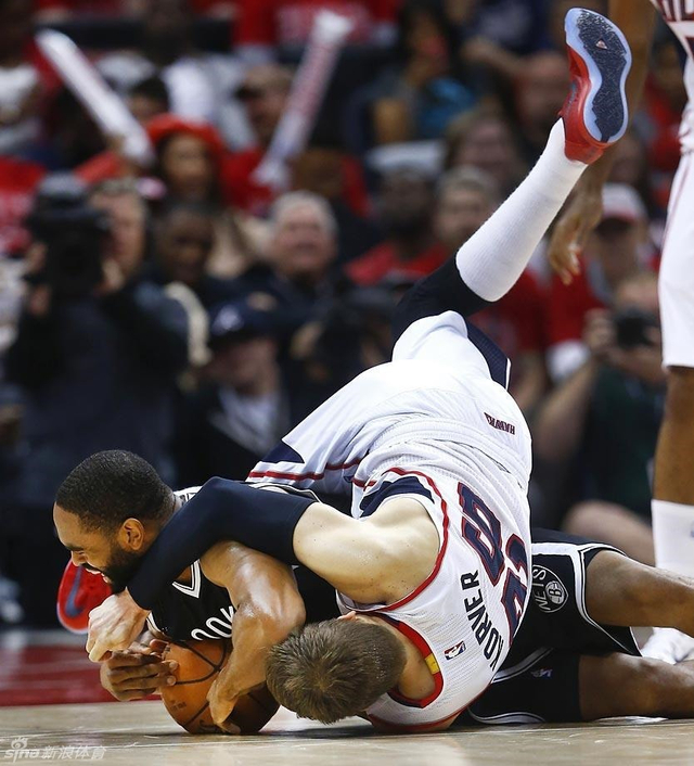 27           篮球场上,经常有球员用犯规来阻止对方得分,一起来