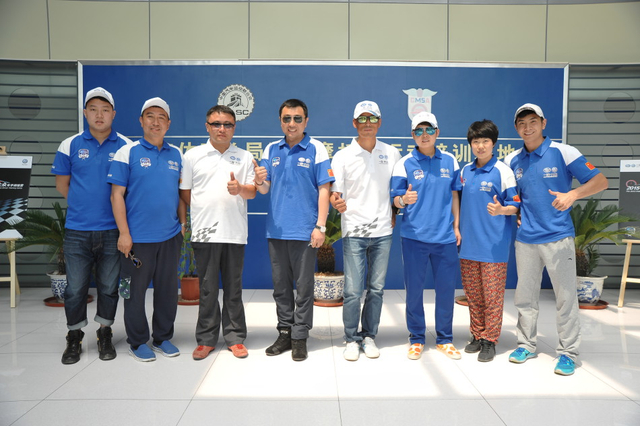 一汽-大众车队与奥运冠军合影