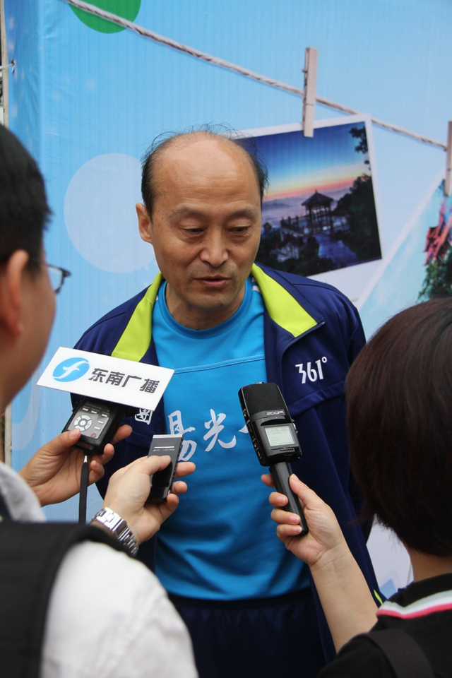 胡进接受媒体采访