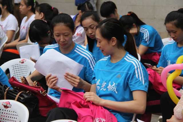 阳光城女排队员讨论