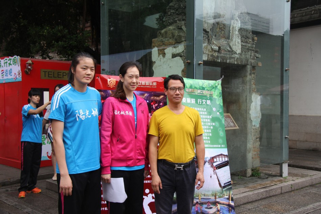 队员与球迷合影