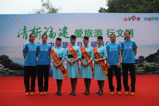 队员与厦航空乘合影