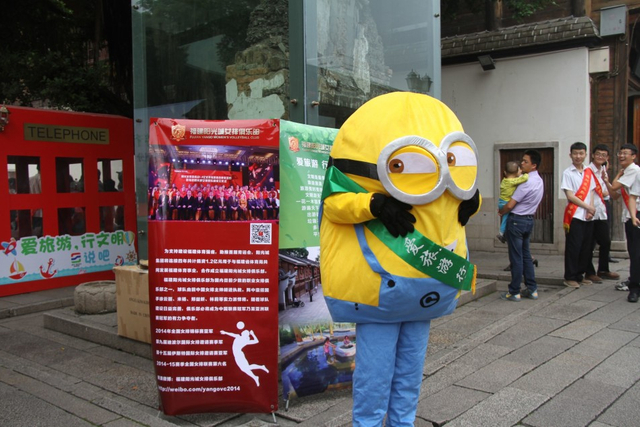 小黄人与展架合影