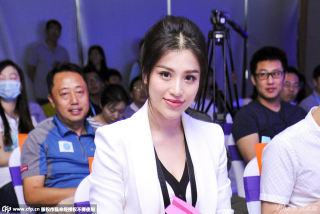 刘翔老婆葛天出席发布会