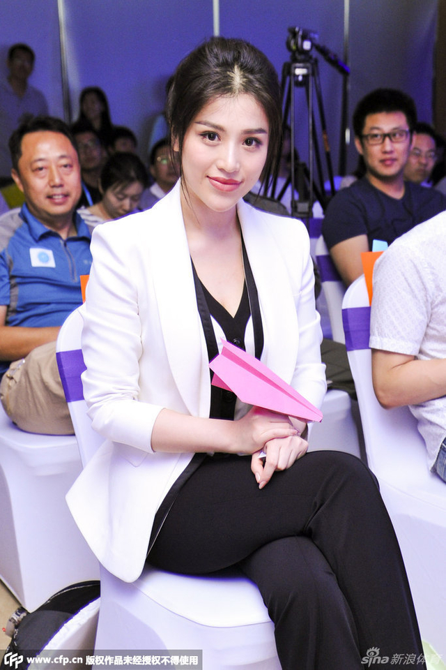 刘翔老婆葛天出席发布会