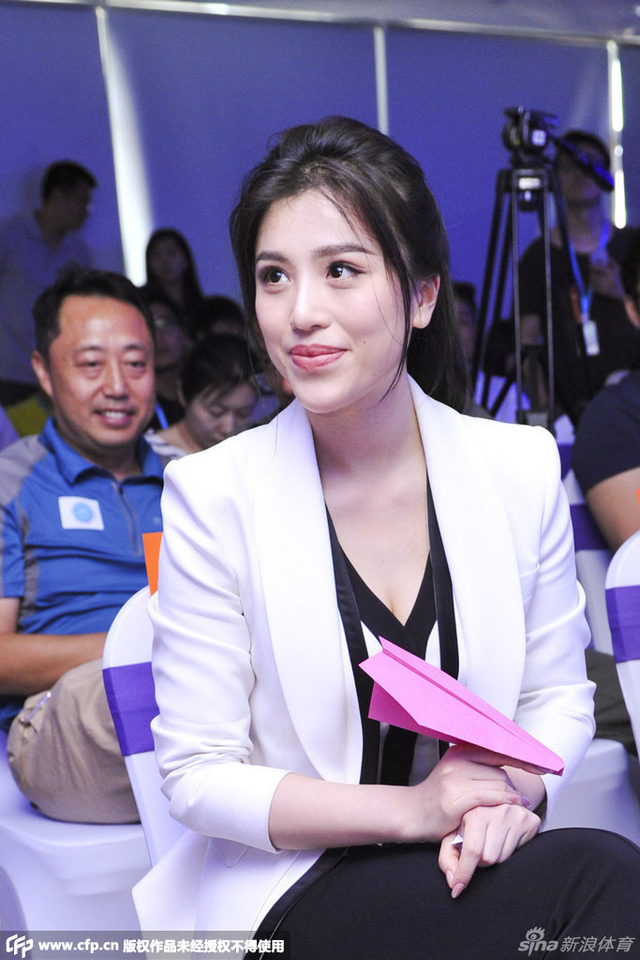 刘翔老婆葛天出席发布会