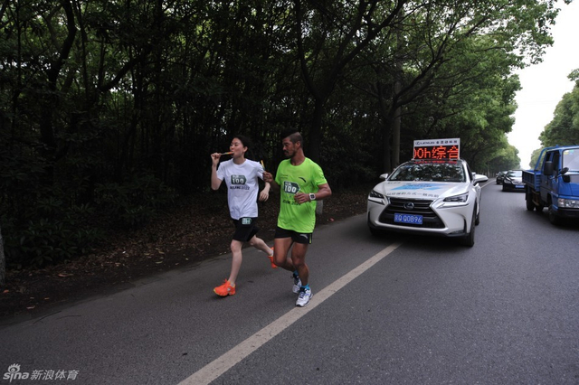 陈盆滨与焦刘洋边吃边跑