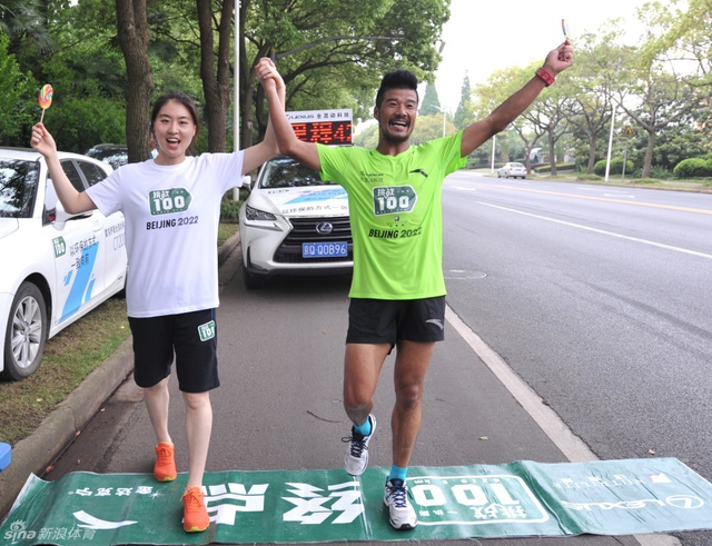 陈盆滨与焦刘洋冲过终点