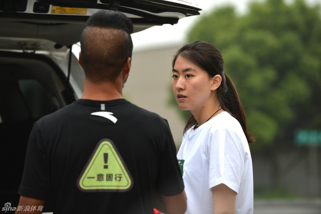 焦刘洋在听陈盆滨讲述自己的故事