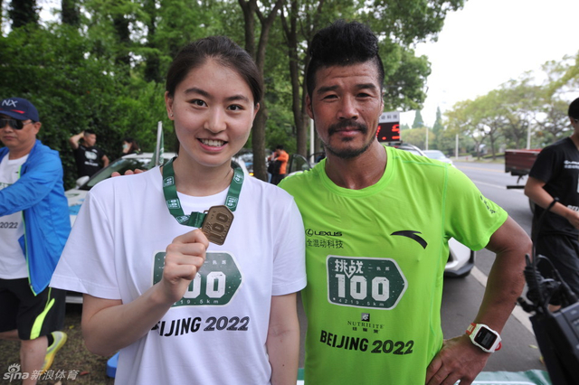 焦刘洋陪跑马拉松