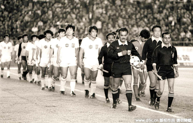 中国队与中国香港队并肩入场