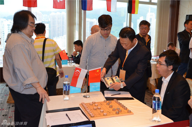 裁判长范若愚现场调试棋钟