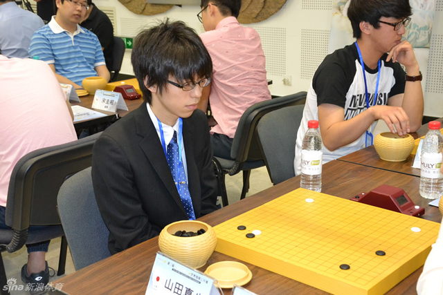 山田真生专注棋局