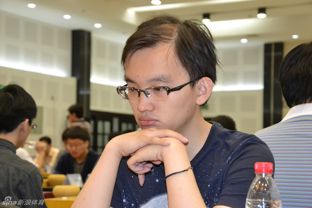 李喆专心致志