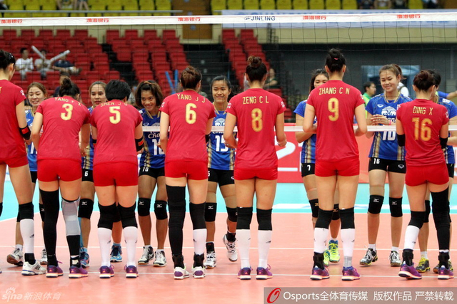 两队赛前握手致意 