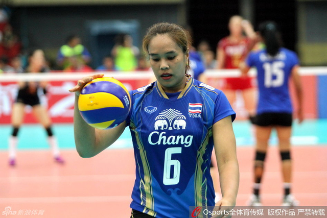 奥努玛准备发球