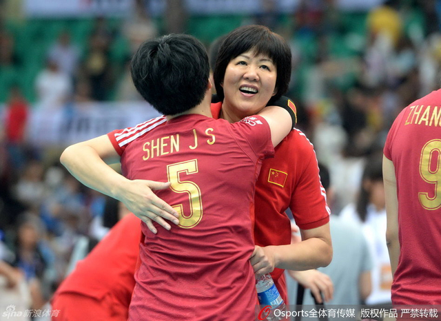 沈静思拥抱郎平