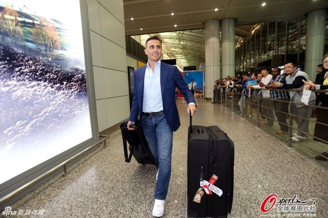 20141104 卡纳瓦罗飞抵广州准备加盟