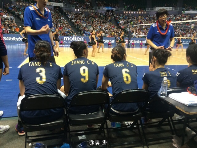 两教练休息时做指导