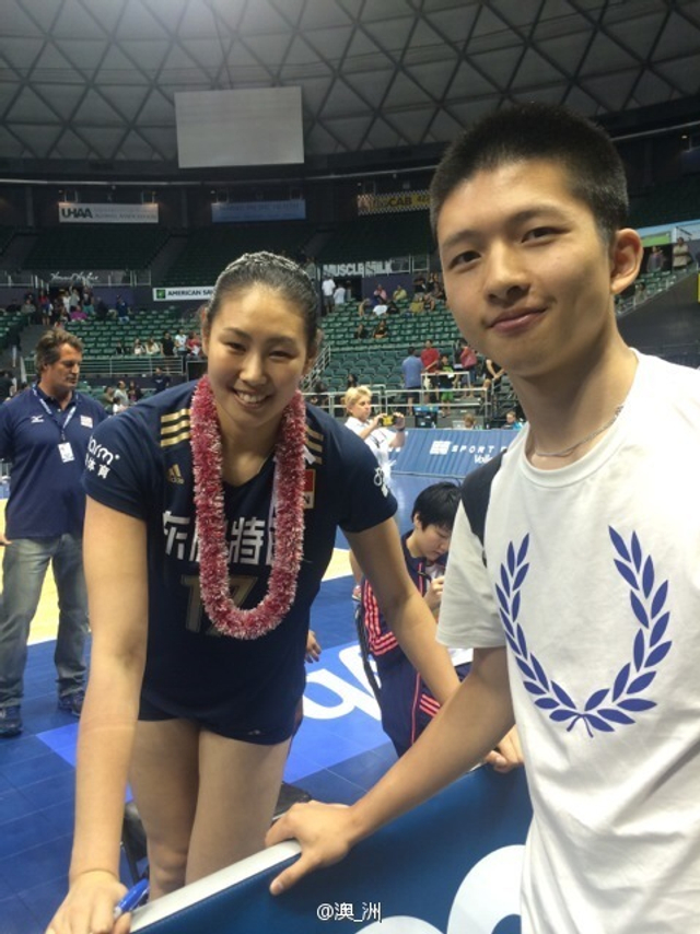 球迷与颜妮合影