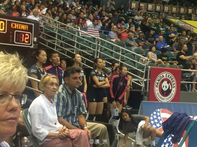 替补席上的女排队员