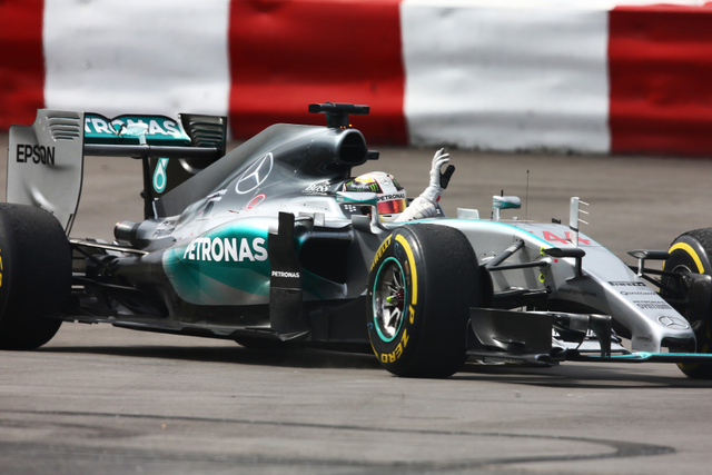 汉密尔顿庆祝夺冠