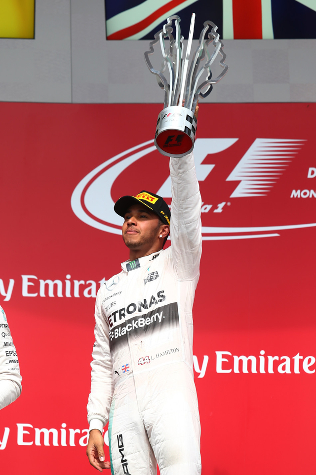 汉密尔顿高高举起冠军奖杯