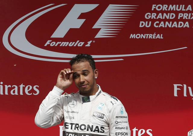 汉密尔顿聆听国歌响起