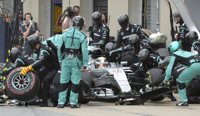 梅赛德斯为汉密尔顿服务